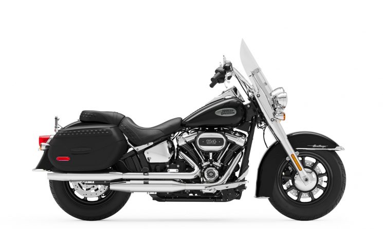 Harley-Davidson® Heritage Classic Vivid Black (Chrome Finish w/ Cast Wheels) 2022